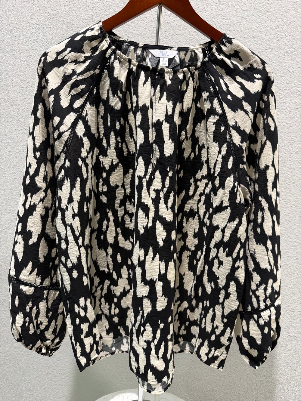Time and Tru Black and Cream Printed Long Sleeve Blouse